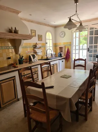 Air-conditioned villa with pool and fence