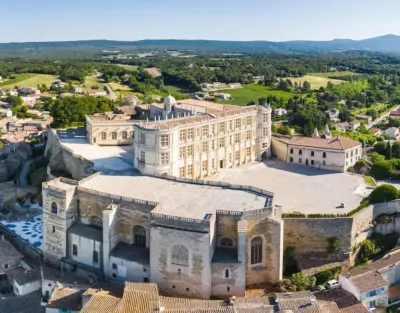 Nouvelle Villa Provençale Calme, Proche du Centre Hotels in 