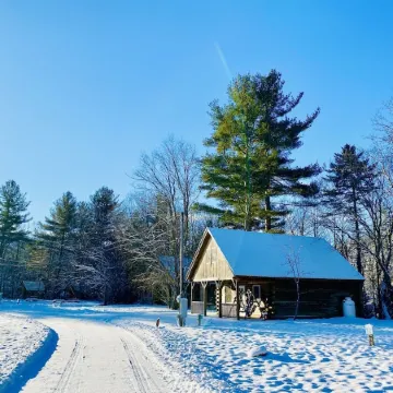 Rustic riverfront cabin- 15 minutes from the Cog Railway and Crawford Notch.