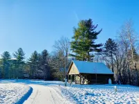 Rustic riverfront cabin- 15 minutes from the Cog Railway and Crawford Notch.