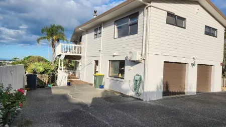 Fully self contained guest suite, beautiful sea views.  7 minutes walk to beach Отели в г. Уангапараоа