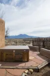 Blue Bird Farm - Spacious Stylish 5 bed/3 bath Taos Farmhouse with AC