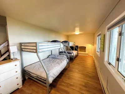 6 bedroom Cottage in Manistee on Lake Michigan. Stairs to private beach
