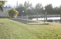 Two Bedroom Condo mins from beach