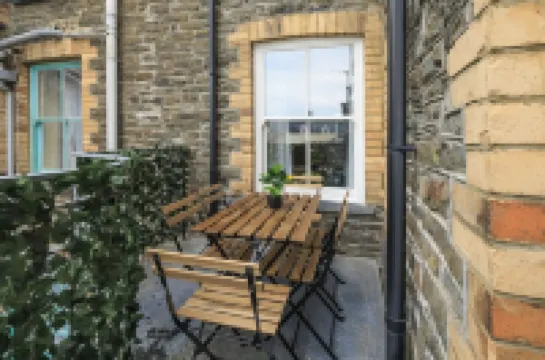 Large seafront apartment with balcony, parking and sea views