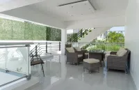 Modern Spacious 5 bedroom villa, Van & driver included