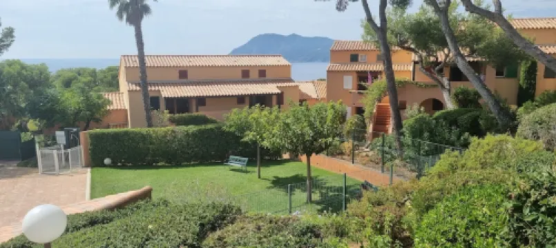 Charming apartment for 5 people with large terrace and air conditioning on the ground floor Hotels in Saint-Mandrier-sur-Mer