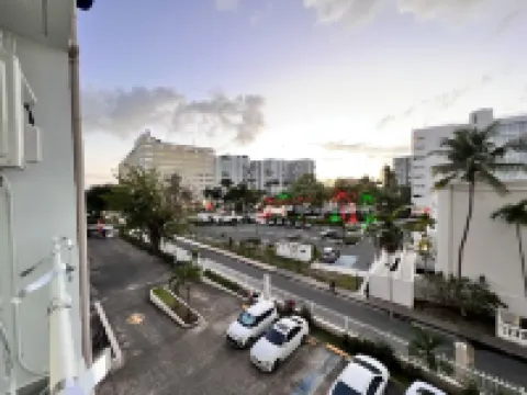 Fully Remodeled condo a few steps to beach Free parking WiFi