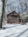 Cozy 3-bedroom cabin located in Wintergreen Resort