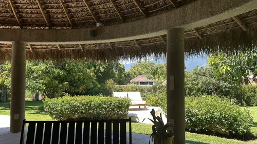 Espaciosa y refinada casa campirana. Con alberca climatizada, jacuzzi y palapa.