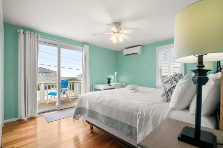 Dazzling Bay Views and Hot Tub - Charming Water-View Escape