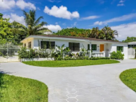Casa Bella - 5 BR Villa in Miami with Pool, Mini-Golf, Basketball+ Hotels in Golden Glades