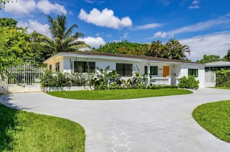 Casa Bella - 5 BR Villa in Miami with Pool, Mini-Golf, Basketball+
