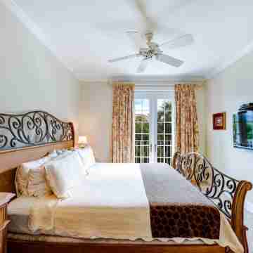 SPECIAL DISCOUNTED RATE!-  Magical Oceanfront Holiday - Grace Bay Beach 1/2 bed Rooms
