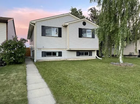 Mountain Style 4-bedroom Home near Jasper NP gate Отели в г. Хинтон