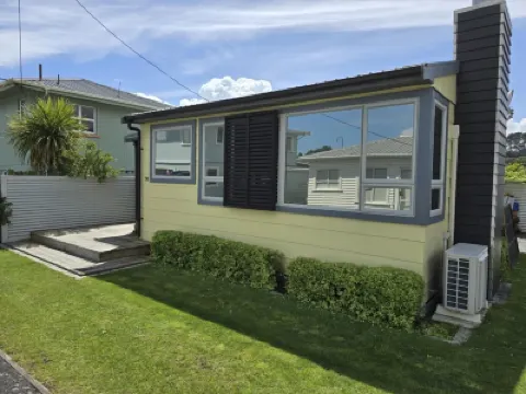 Kainga Tatahi  - Modern Urenui Beach Bach 酒店