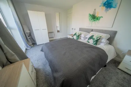 Charming Bedford 2BR walking distance to Hospital, Train Station and Town Center