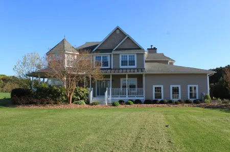 Family vacation retreat w/ In-ground Pool with private Chesapeake Bay access!