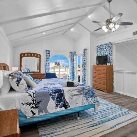 Beachfront Villa • Walk to Atlantis • Sleeps 8