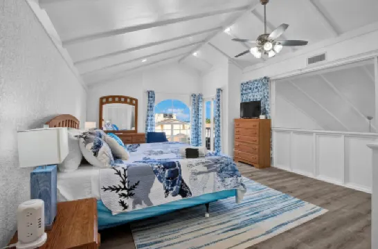 Beachfront Villa • Walk to Atlantis • Sleeps 8 Hotels in 