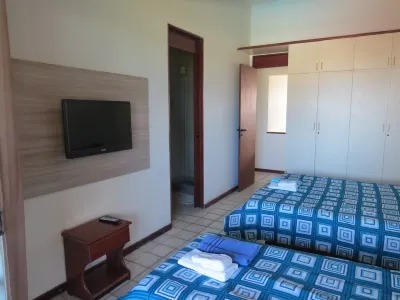 Excellent seaside house with pool, swim up bar and mine football field Praia São Paulo附近的飯店