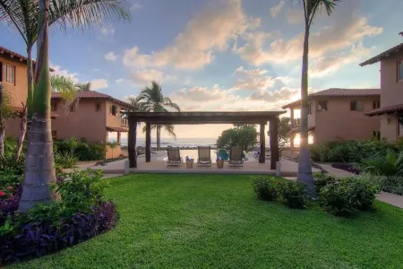 Beautiful, new beachfront villa-saltwater pool, gardens, directly on the ocean! Отели в г. Troncones