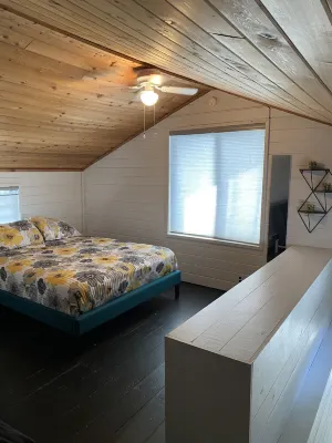 Beautiful cozy cottage 1 block from the lake and Oakwood hotel.