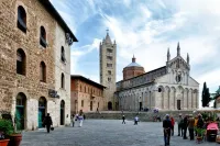 Watching The Horizon in residence with swimming pool for a fee Hotels in Monteverdi Marittimo