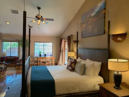 Spacious, Unique, Clean, Relaxing with pool/spa Отели рядом с достопримечательностью «Cactus Garden Dr»