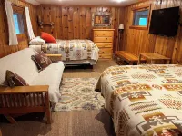 Blinn's Landing: Historic Riverfront Log Cabin, Dock & Mountain Views. Dogs OK! Hotels near LaPine State Park