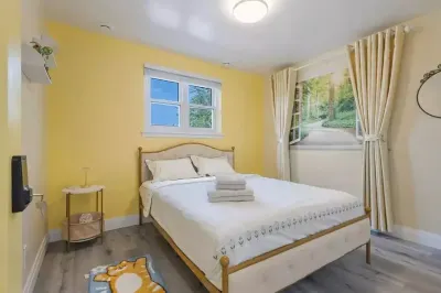 At the Blue Tulips you will experience luxurious, private yet natural lifestyle Hotels near Clarkson Station