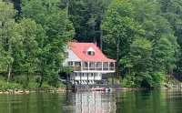 Charming Lakefront Home: Big Porches, Kayaks & Room to Gather