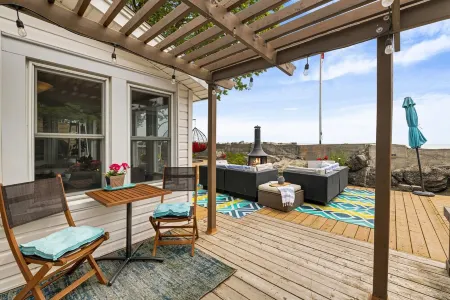 Cozy waterfront cottage Отели в г. Лимингтон