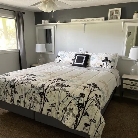Walking distance to Lake, golf, restaurants and bar