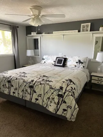 Walking distance to Lake, golf, restaurants and bar