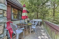 Cathedral ceilings Lodge, Hottub, Game Room, Firepit & a lot of room to sleep