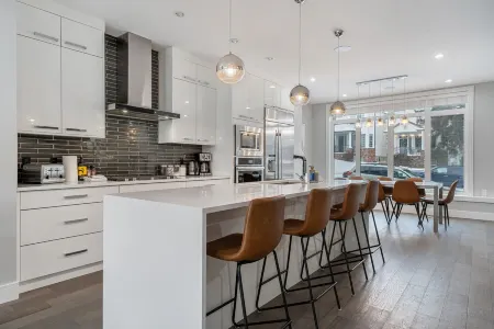 Downtown Luxury with Amazing Kitchen & jetted tub! Отели рядом с достопримечательностью «Калгари-Тауэр»