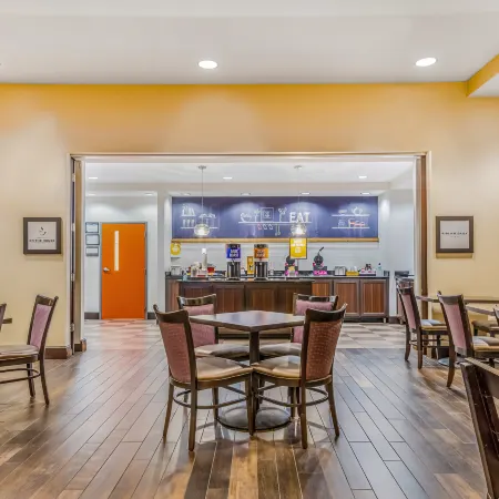Hampton Inn & Suites Detroit/Airport-Romulus
