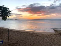 Luxury 5 Bedroom Home, 3 Minute Walk from the Beach - 廚房