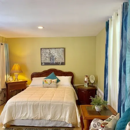 Guesthouse near LAX & Long Beach Airport Отели в г. Карсон