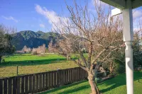 Character cottage. Walking distance to mountain and town. Private with spa.