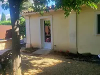Cottage at the foot of the Luberon + Garden and private swimming pool Hotels in Robion