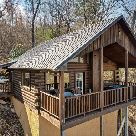 Romantic Couples Getaway-5 Min to the Pkwy-Hot Tub-20 Min to Gsmnp-Pet Friendly!