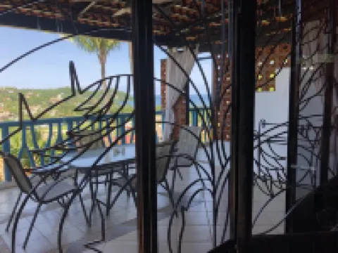 Amazing views, 5 minutes from downtown or the beach, quiet area of town