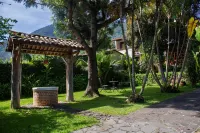 Tropical Oasis with Jacuzzi - Lush Garden and Lake View Các khách sạn ở 