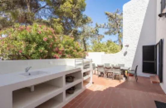 (RARE Traditional Family Villa 100m from the beach and city centre