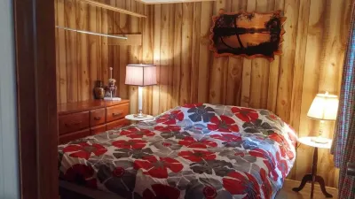 HIDEAWAY - COZY 2 BEDROOM WATERFRONT COTTAGE SPRING, SUMMER 2025 AVAILABILITY!