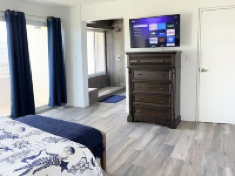 Updated 1Br/1BA - "Hillside Getaway" Hotels in Northside