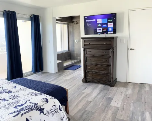 Updated 1Br/1BA - "Hillside Getaway" Hotels in Northside