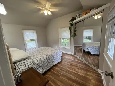 Entire 3 bedrooms/2 bathrooms fence yard, near Costco, Sam's Bohrer Park附近的飯店